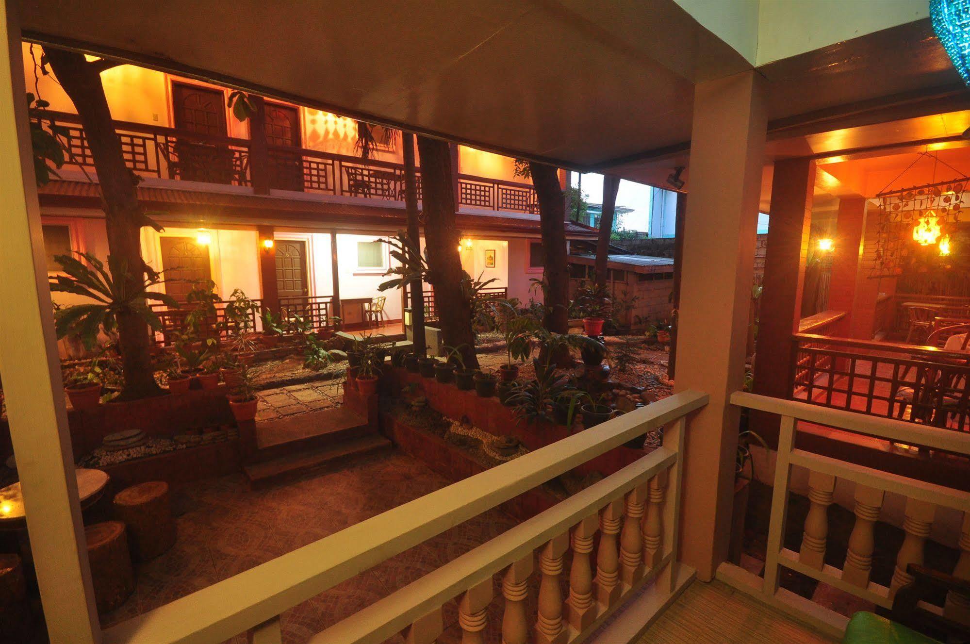 Lola Itang Pension House Tiniguiban Екстериор снимка