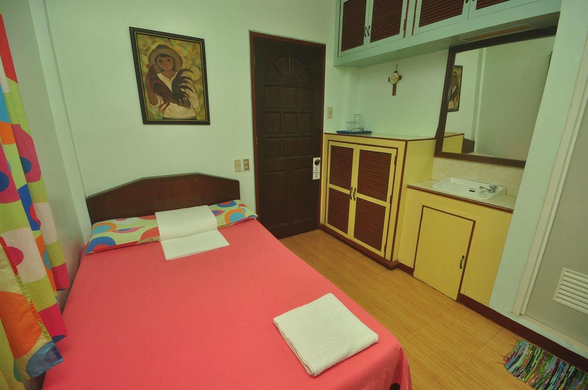 Lola Itang Pension House Tiniguiban Екстериор снимка