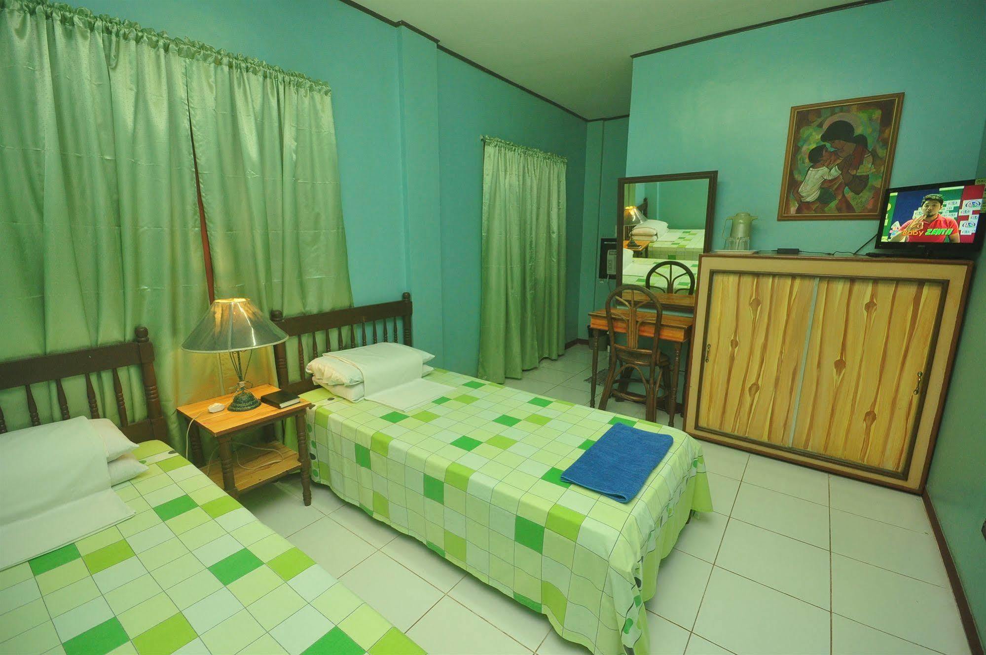 Lola Itang Pension House Tiniguiban Екстериор снимка