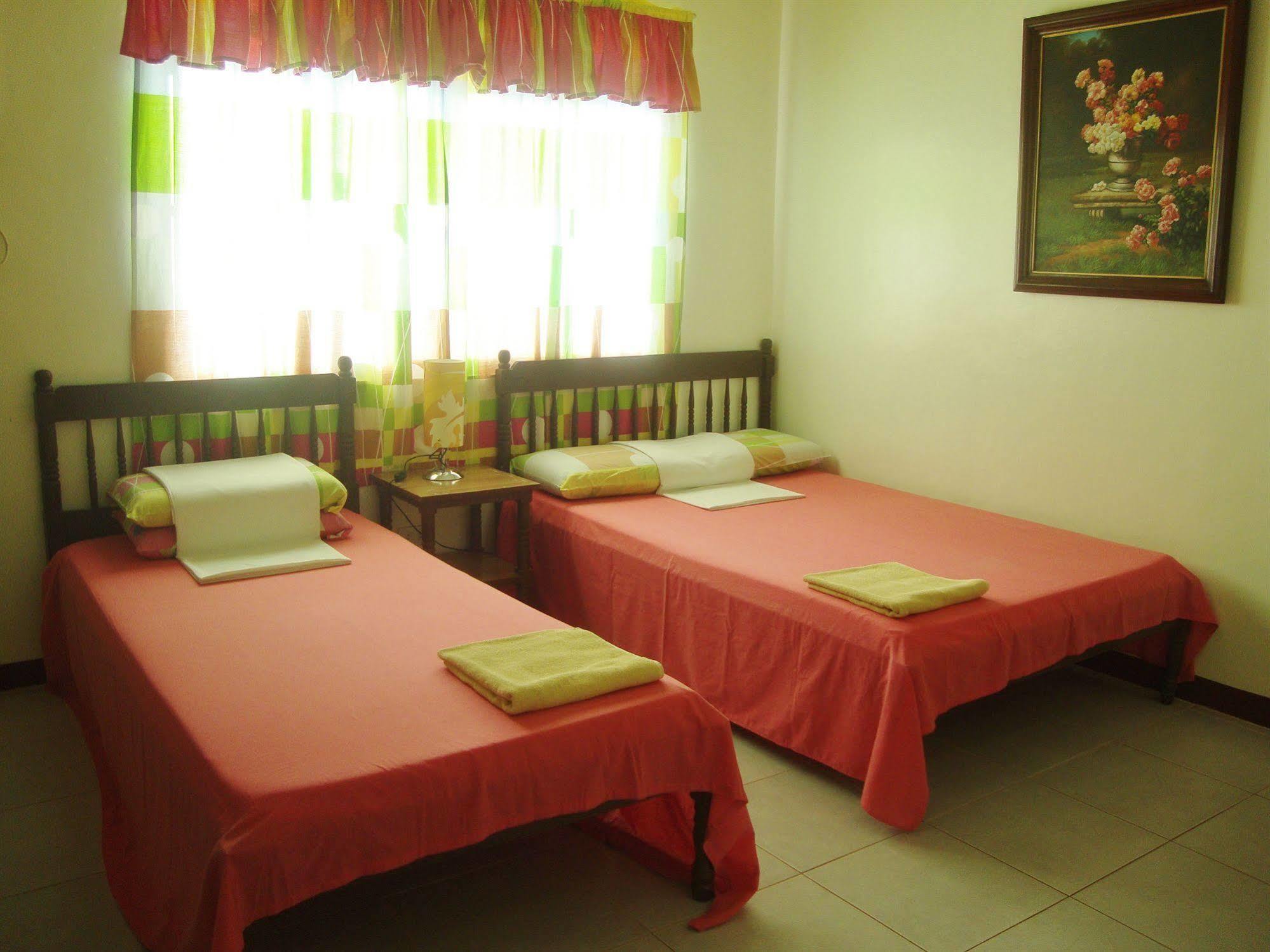 Lola Itang Pension House Tiniguiban Екстериор снимка