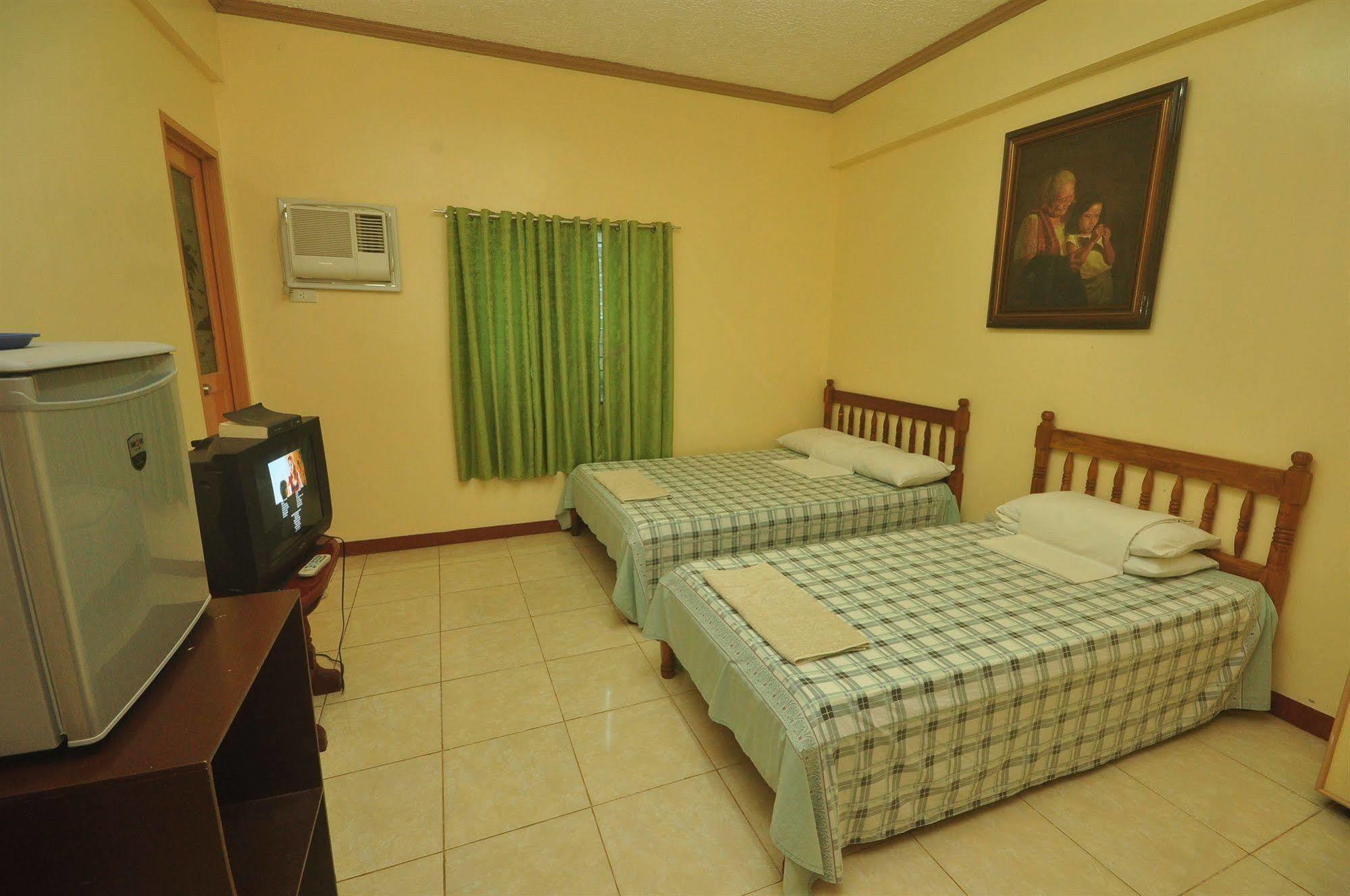 Lola Itang Pension House Tiniguiban Екстериор снимка