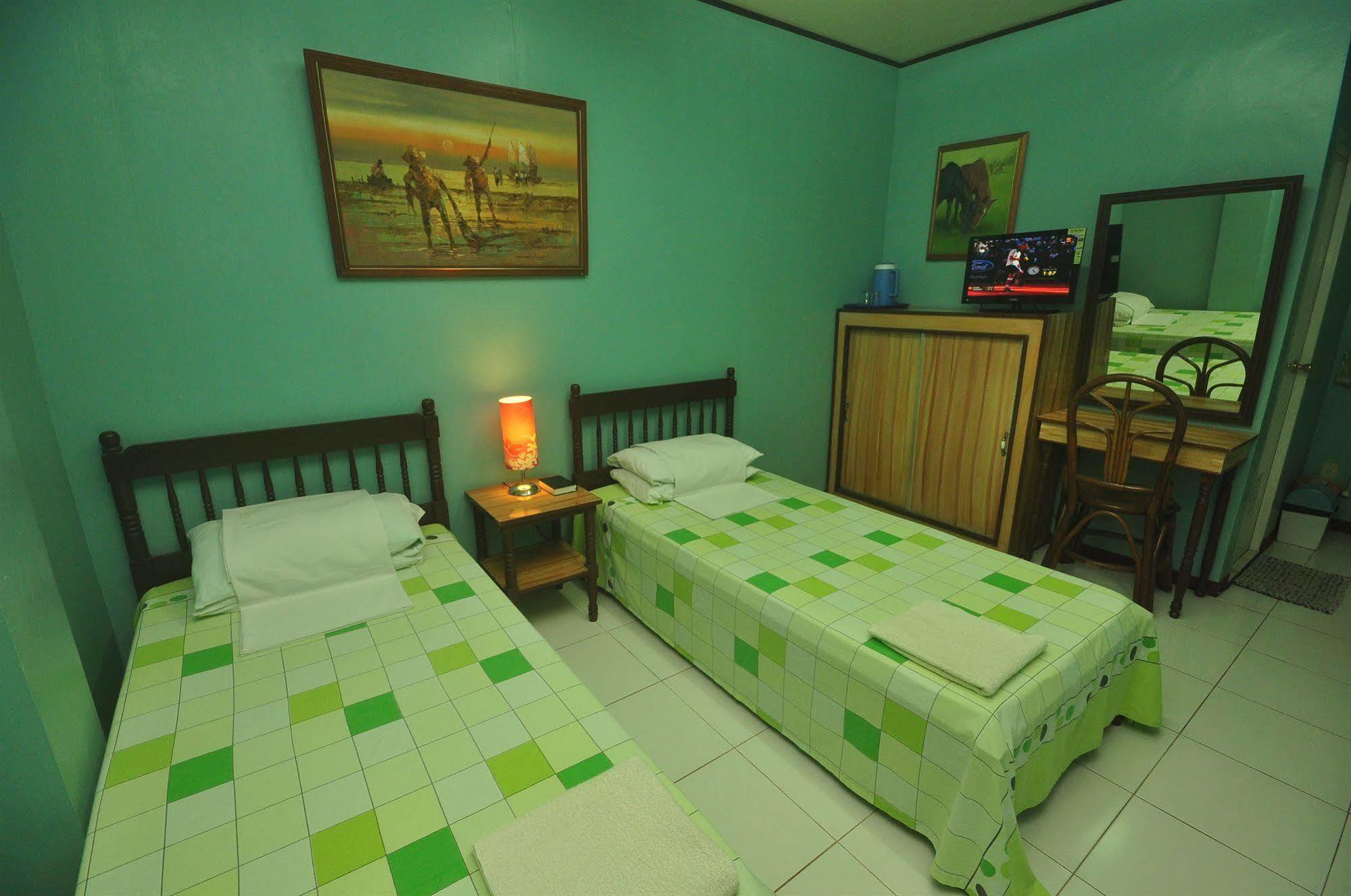 Lola Itang Pension House Tiniguiban Екстериор снимка