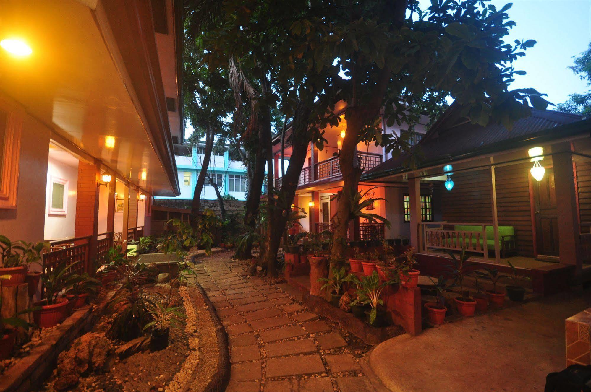 Lola Itang Pension House Tiniguiban Екстериор снимка