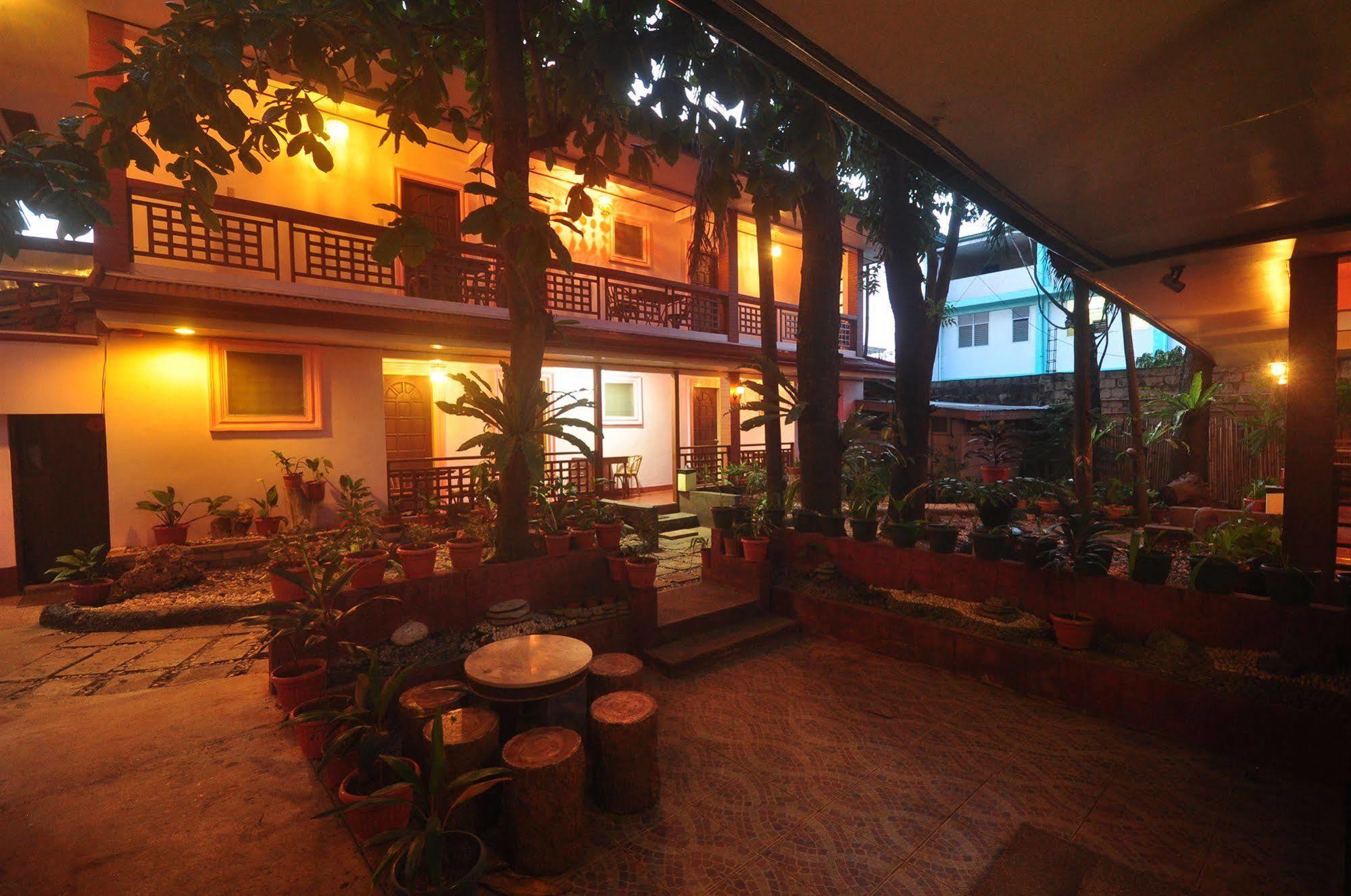 Lola Itang Pension House Tiniguiban Екстериор снимка