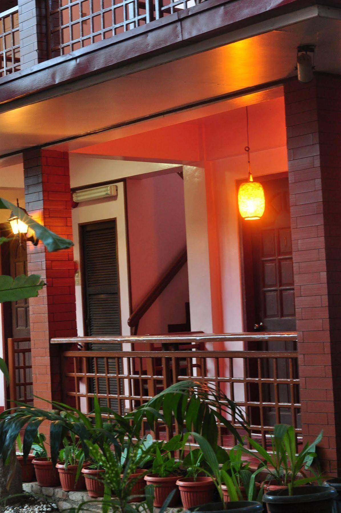 Lola Itang Pension House Tiniguiban Екстериор снимка