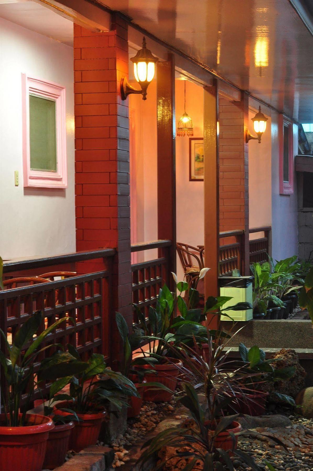 Lola Itang Pension House Tiniguiban Екстериор снимка