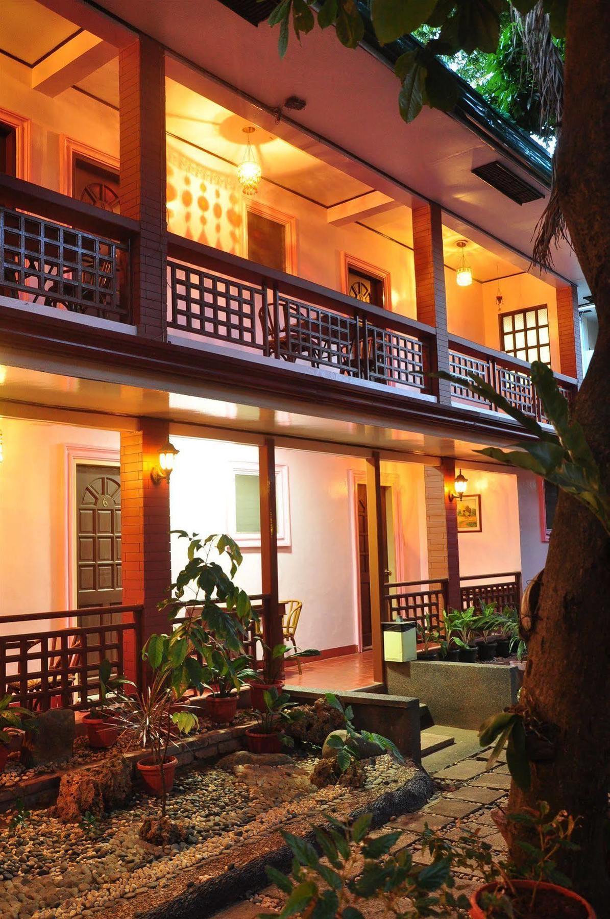 Lola Itang Pension House Tiniguiban Екстериор снимка