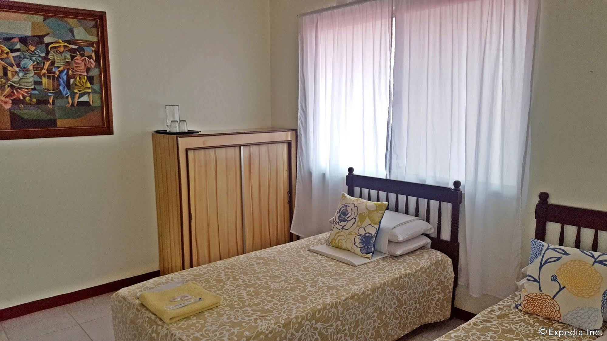 Lola Itang Pension House Tiniguiban Екстериор снимка