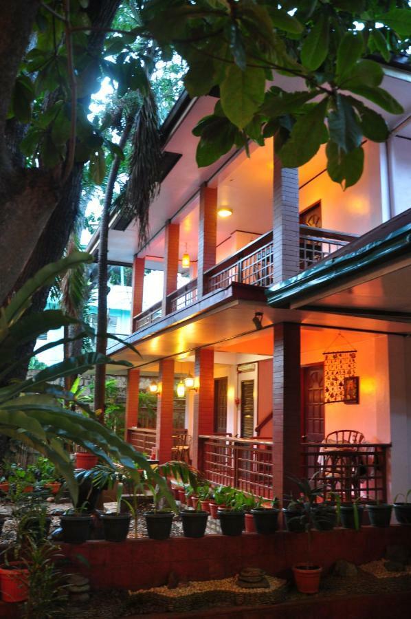 Lola Itang Pension House Tiniguiban Екстериор снимка