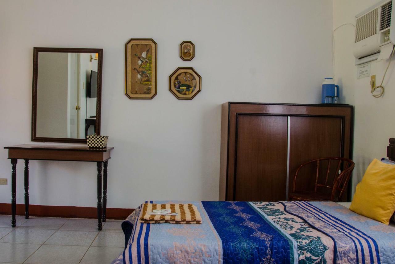Lola Itang Pension House Tiniguiban Екстериор снимка