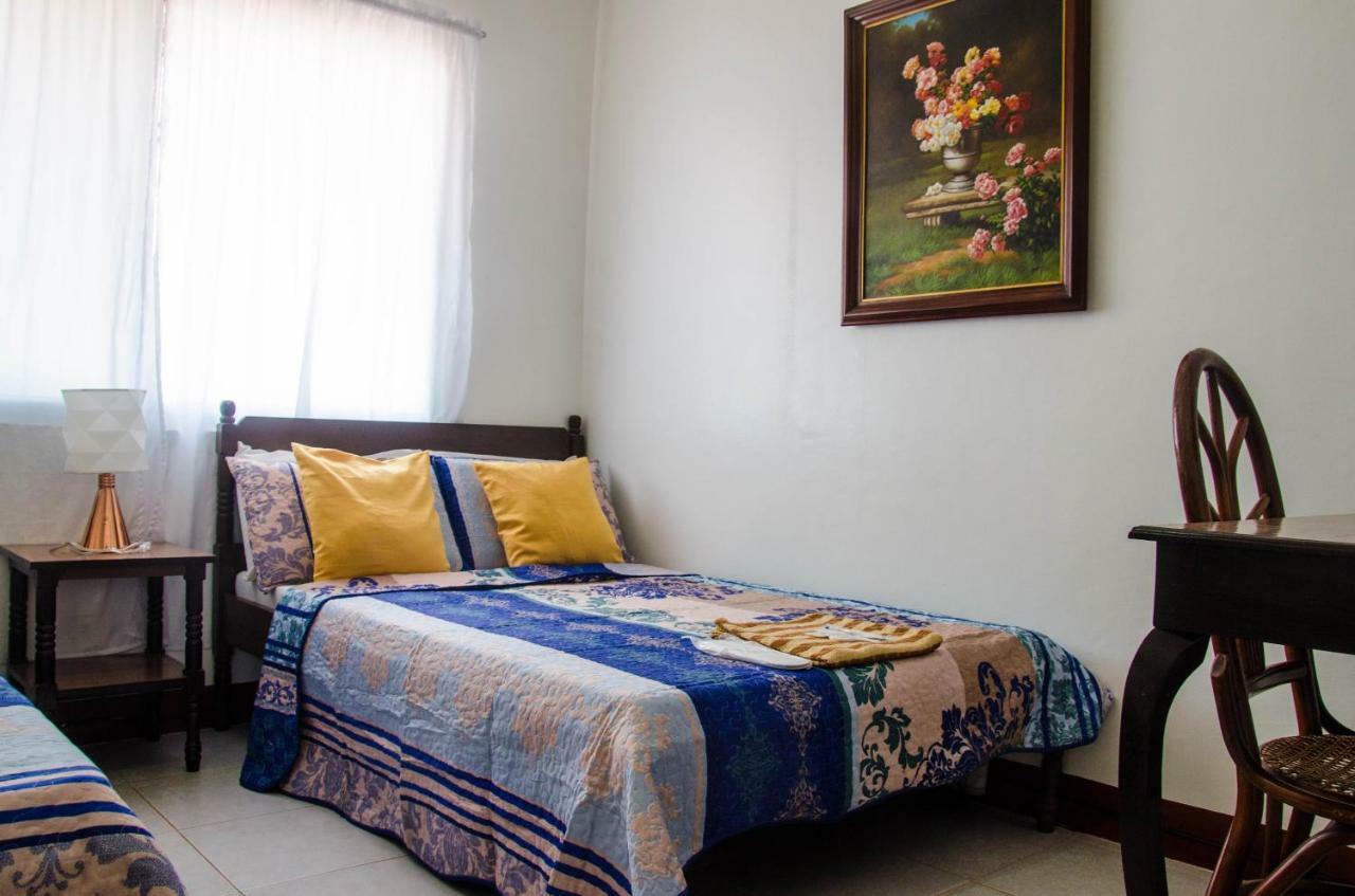 Lola Itang Pension House Tiniguiban Екстериор снимка