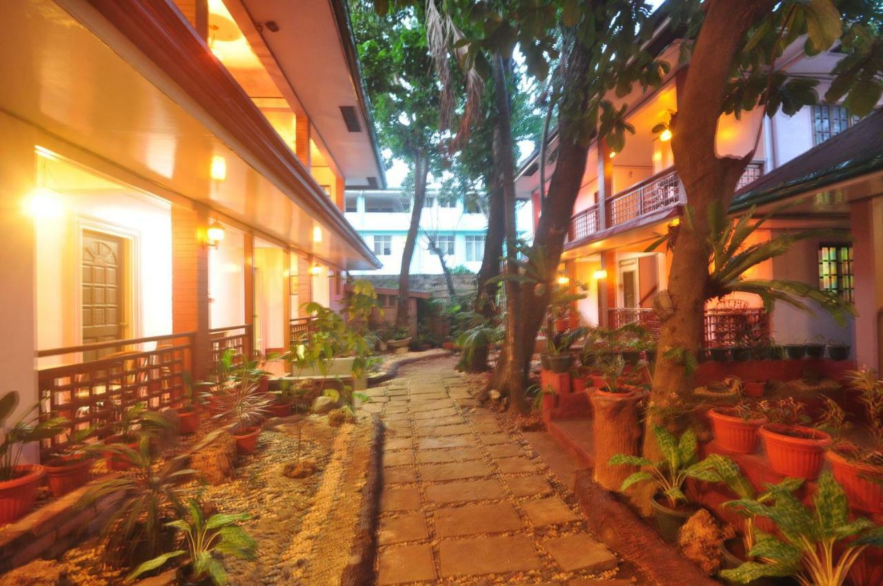 Lola Itang Pension House Tiniguiban Екстериор снимка